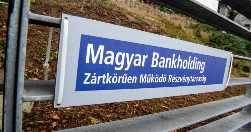 Megszűnik a Magyar Bankholding, amely az MBH Bank anyavállalataként működött, azonban a tényleges tulajdonosi struktúrák továbbra is homályban maradnak.