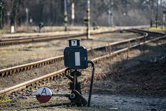 Zuglóban tragikus baleset történt, amikor egy 50 év körüli férfi a vonat elé került. Az eset részletei még nem tisztázottak, de a hatóságok vizsgálják a körülményeket.