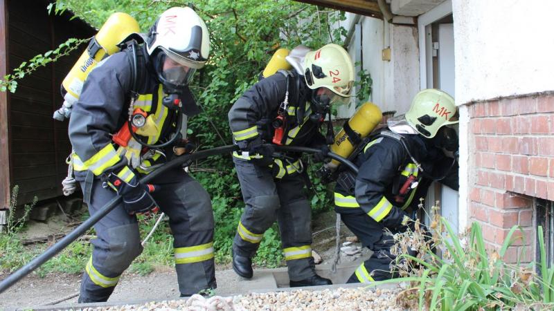 Kihívásokkal teli nap várt a vármegyei tűzoltókra: egy gázpalack robbanása rázta meg a társasház pincéjét. A helyszínen készült fotók tanúskodnak a gyors és hatékony beavatkozásról.