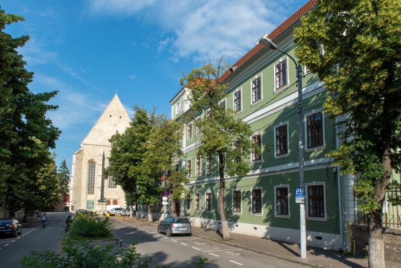 Az RMPSZ figyelmeztetése a romániai magyar anyanyelvi oktatást fenyegető kihívásokra különösen figyelemre méltó. A szervezet felhívása rávilágít arra, hogy milyen fontos megőrizni és támogatni a magyar nyelvű oktatást, amely nem csupán a tudás átadásáról 