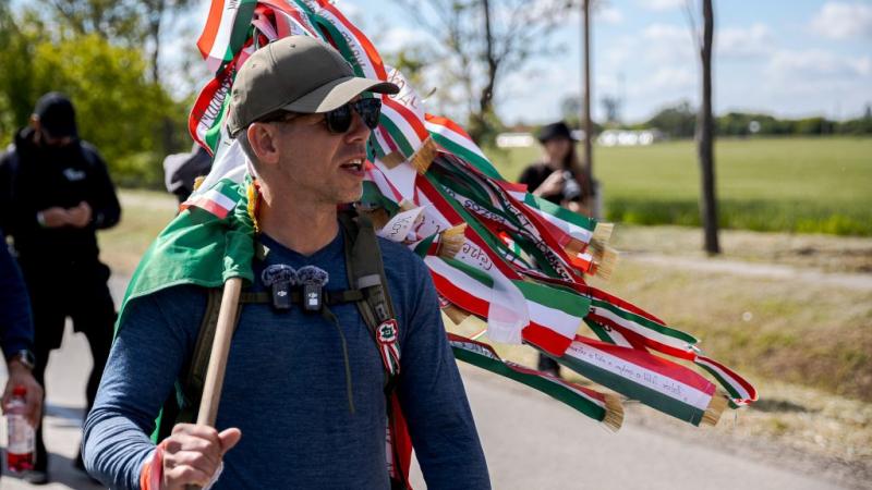 Magyar Péter megérkezett Nagyváradra, ahol a vár falai között mondja el beszédét. A történelmi helyszín különleges hangulatot kölcsönöz az eseménynek, amely során a résztvevők együtt ünneplik a pillanatot.