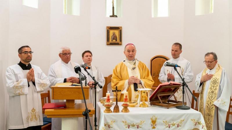 Titkokkal teli kezek a kápolna falai között - a szenvedés mélyén is ott csillan a hit, a hűség és a szeretet fénye.