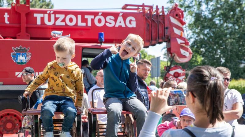 A tűzoltóságok területén színes gyermekzsivaj kavargott, ahogy a kicsik izgatottan fedezték fel a tűzoltók világát (galéria).