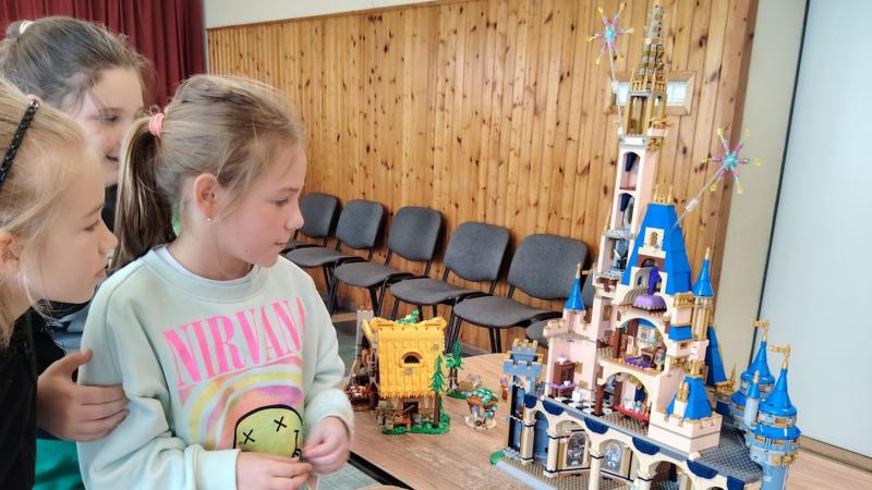 Fedezd fel a lenyűgöző LEGO világot Úrhidán! Itt minden sarokban csodák várnak, ahol a kreativitás határtalan. Építs színes és izgalmas modelleket, merülj el a fantázia birodalmában, és alkoss saját mesebeli városokat! Az interaktív élmények és a közösség