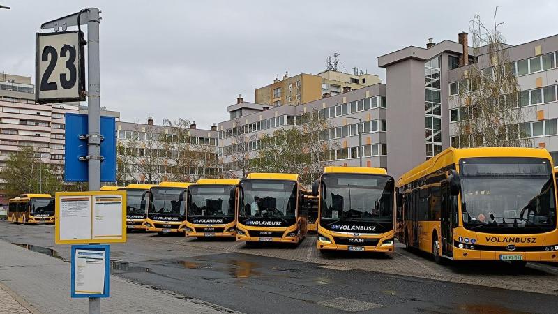 A tikkasztó hőségben az utasok számára frissítő vízadagokat kínálnak.