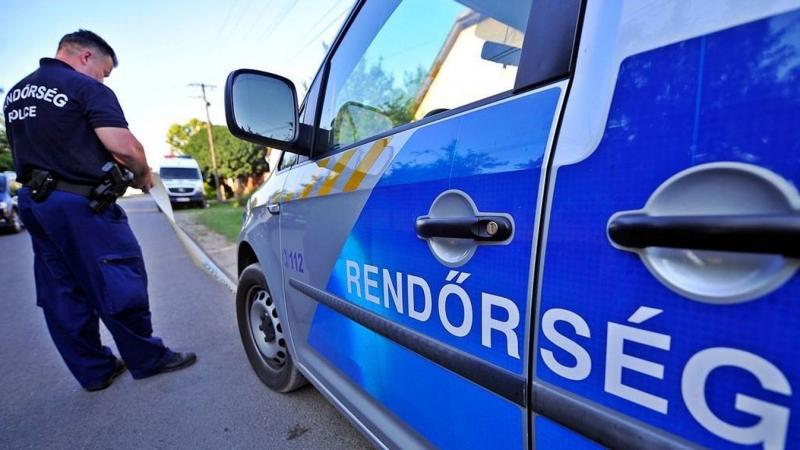 A nyílt utcán, a járókelők szeme láttára, brutális támadást hajtott végre volt élettársára, amely során gyermekét is súlyosan megsebesítette, életveszélyes állapotba sodorva őt.