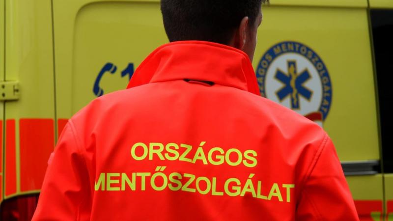 Feszültséggel teli pillanatok a tengerparton: egy szabadnapos katona hősies küzdelme egy gyermek életéért. A napfényes délelőtt hirtelen sötét felhőkkel borult, amikor a kisfiú elmerült a hullámokban. A katona, aki éppen a pihenését élvezte, azonnal a víz
