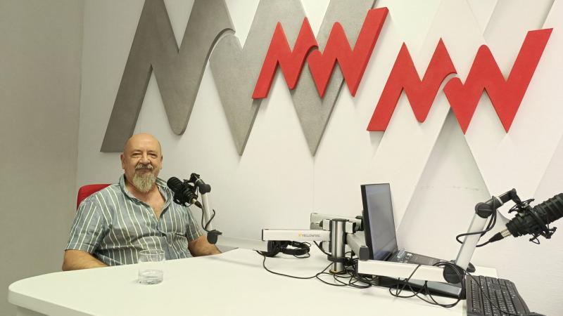 Egy váratlan fordulat következtében könyvárusként kezdte pályafutását, ám idővel a kultúra iránti szenvedélye révén igazi kultúrikonná nőtte ki magát.
