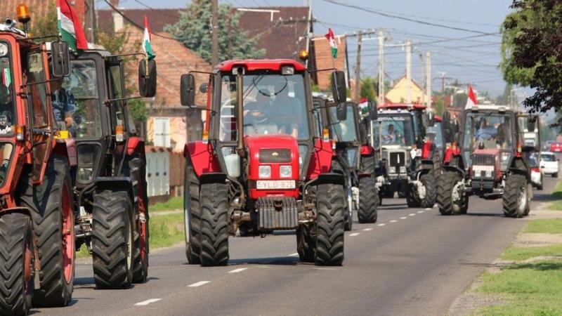 A hetényi lóerőparádé izgalmas gázfröccsöket és füstfelhőket ígér, ahol több mint 150 traktor vonul fel.