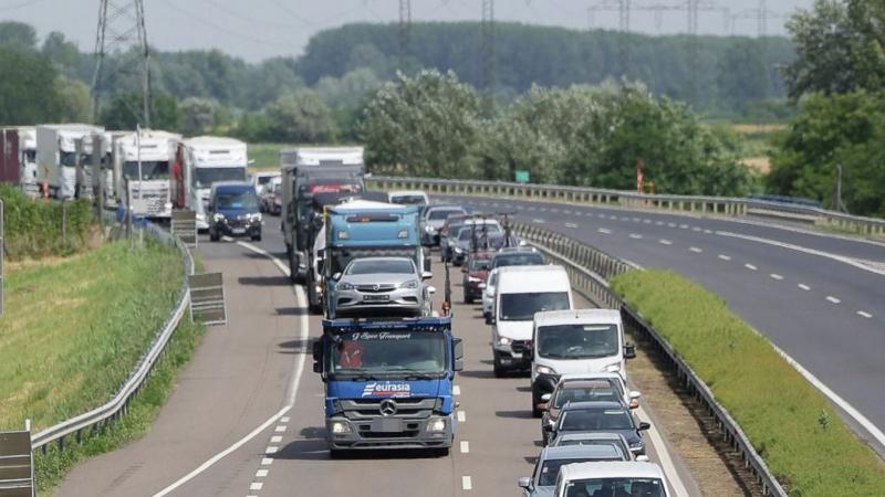 Ezen a szakaszon állt meg a M3-as forgalma, mintha egy láthatatlan kéz lefékezte volna az autók áramlását.
