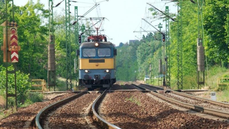 Kecskemét közelében tragikus baleset történt, amikor egy vonat elgázolt egy embert. Az esemény idején a szerelvényen több száz utas tartózkodott.