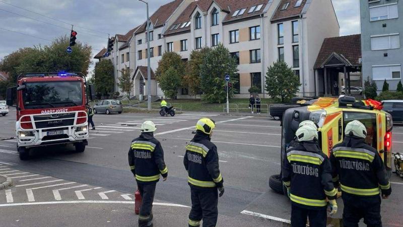 Egy mentőautó borult fel a forgalmas egri úton, ami jelentős torlódást okozott a 25-ös főúton. A baleset következtében több jármű is megállt, és a helyszínen több rendőrautó és mentő is megjelent. A forgalom akadozik, így érdemes elkerülni a környéket. Ré