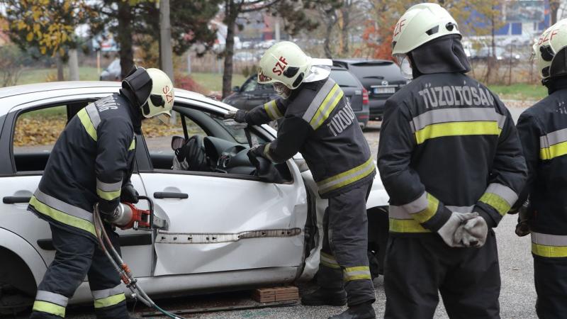 Súlyos közlekedési baleset történt Lengyeltótinál, ahol a mentőcsapat feszítővágó segítségével szabadította ki a járművezetőt a roncsok közül.