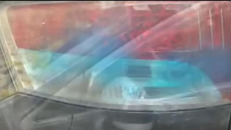 Egy különös eset borzolta a kedélyeket Ajkán, ahol egy férfi bosszúból festékszóróval lepte meg szomszédja autóját. A szituációról készült videó hamarosan felkeltette a helyiek figyelmét, és sokan megosztották a közösségi médiában. Az incidens mögött álló