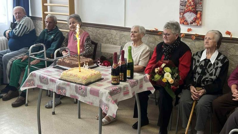 Pétervásárán szívhez szóló ünnepséget rendeztek, hogy méltón köszöntsék a 90. születésnapját ünneplő Magdi nénit. Az esemény tele volt szeretetteljes pillanatokkal és megható emlékekkel, amelyek még különlegesebbé tették ezt a jeles alkalmat.