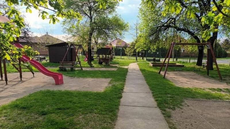 A játszóterek téli üzemmódra állnak át: csökkentett nyitvatartás és fokozott biztonsági intézkedések garantálják a gyermekek védelmét.