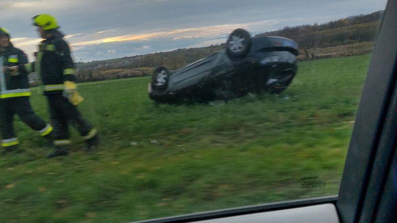 Az autó megállt a szántóföld szélén, és az utat le kellett zárni a közelgő munkálatok miatt.