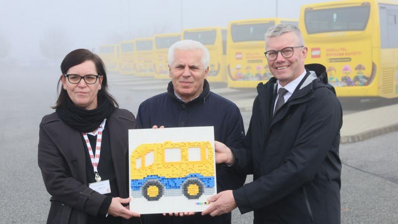 Bemutatták a vadonatúj nyíregyházi Lego-buszokat, amelyek olyan lenyűgözőek, hogy még a legkreatívabb kockakészítők sem tudnának ilyen szépet alkotni. Fedezd fel a részleteket, és nézd meg a csodás fotókat és videókat!