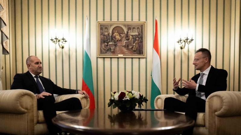 Szijjártó Péter hangsúlyozta, hogy a brüsszeli nyomás ellenére Magyarország határozottan elutasítja az illegális migránsok befogadását. Az ország folytatni kívánja a saját határvédelmi politikáját, és nem enged a külső nyomásnak.