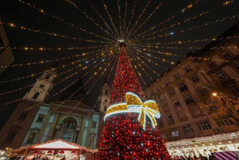 A magyarországi adventi vásárok varázslatosak, azonban aki igazán szeretné átélni ezt a különleges atmoszférát, annak bizony mélyen a zsebébe kell nyúlnia.