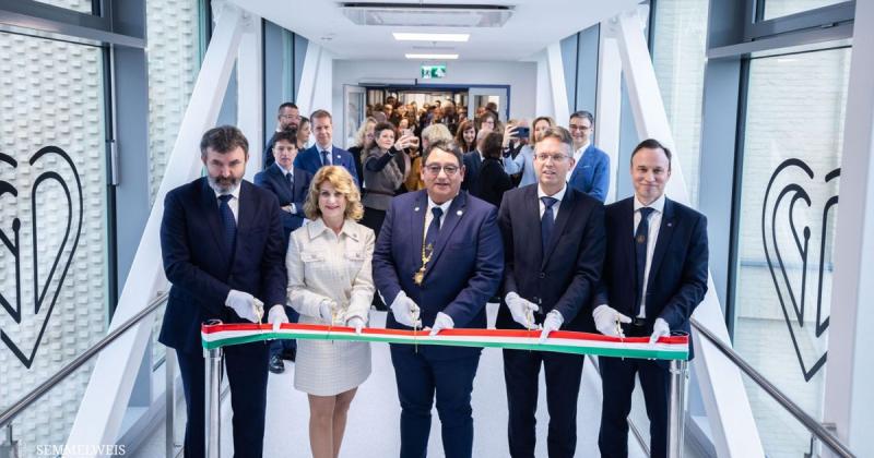 Magyarországon megnyitotta kapuit egy új, korszerű szuperkórház: a Városmajori Szív- és Érgyógyászati Klinika. Ez a létesítmény különleges lehetőségeket kínál a szív- és érrendszeri betegségek kezelésében, innovatív technológiákkal és szakértő orvoscsapat