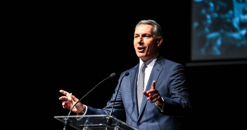 Lázár János határozottan lép fel Mészáros Lőrinccel szemben: amennyiben a V-Híd Zrt. nem hajlandó elfogadni az állam által meghatározott játékszabályokat, a cég könnyen lemaradhat a közbeszerzési lehetőségekről.