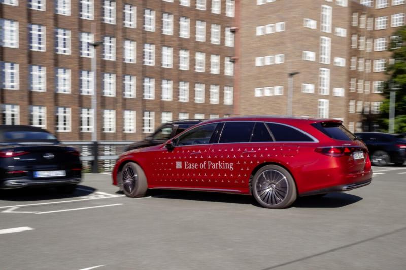 A Mercedes parkolórobotja valódi profiként mozog a parkolóban, gyors és precíz manővereivel mindenki figyelmét magára vonja.