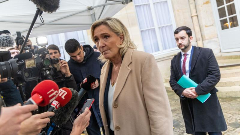 Csapdahelyzetben a francia kormány kénytelen engedni Le Pen követeléseinek.