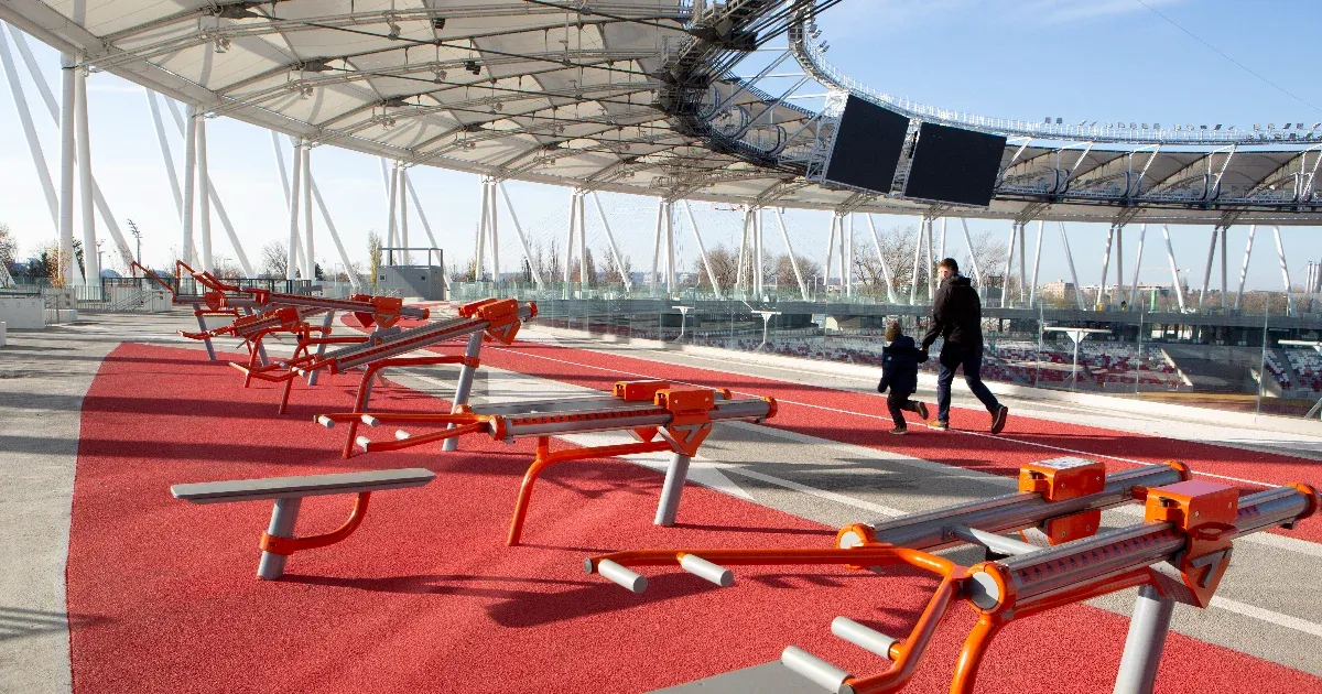 Mostantól mindenki számára elérhető a lenyűgöző panorámás futókör, amely az atlétikai stadion tetején található. Ne hagyd ki a lehetőséget, hogy a város felett szaladva élvezd a gyönyörű kilátást!