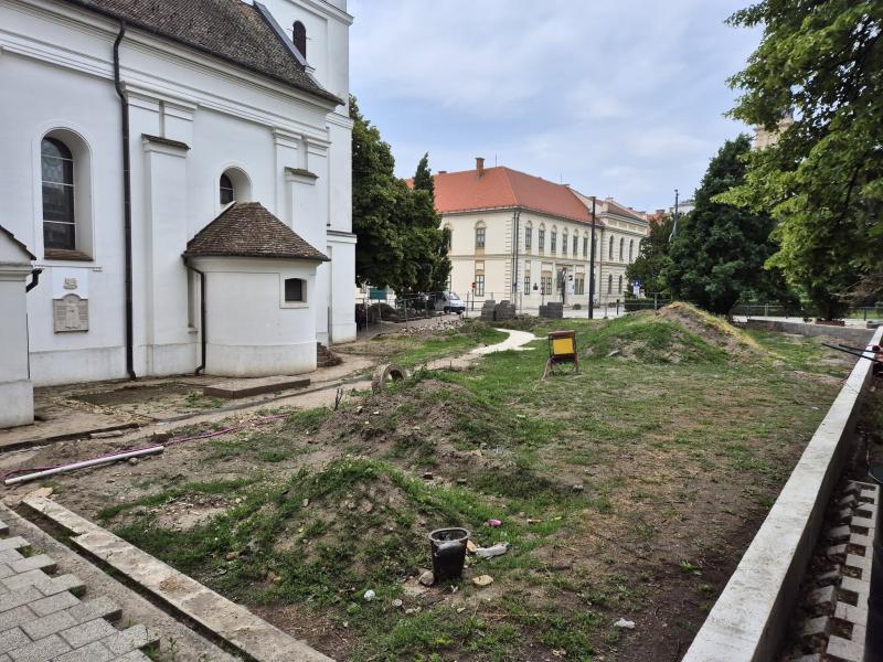 Berágtatta a Lázár-köréhez tartozó sajtóorgánumot: Hódmezővásárhely főterének felújítását Szeged egykori fideszes polgármesterjelöltjének cége végzi. | szmo.hu