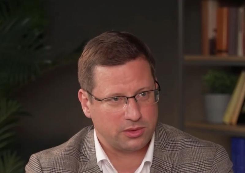 Gulyás Gergely kifejtette, hogy Magyar Péter nyilatkozatait nem szakmai elemzőknek, hanem inkább pszichiátereknek kellene megvizsgálniuk. A politikai tájékoztatón elhangzott gondolatok szerint Magyar Péter szavai mélyebb pszichológiai értelmezést igényeln