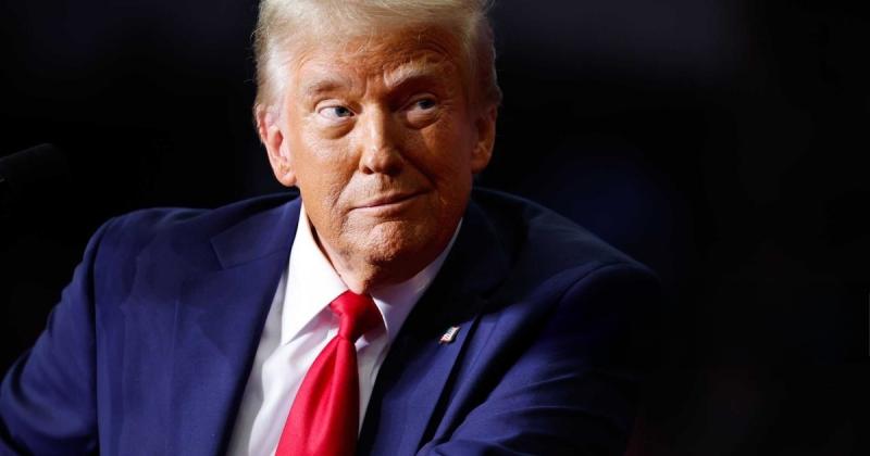 Trump különleges módon osztotta meg magáról a legújabb képét, amelyen pápai öltözetben látható. A fotó, amely máris nagy visszhangot keltett a közösségi médiában, érdekes kérdéseket vet fel a politikai és vallási szimbolikáról. A Demokrata cikkében részle