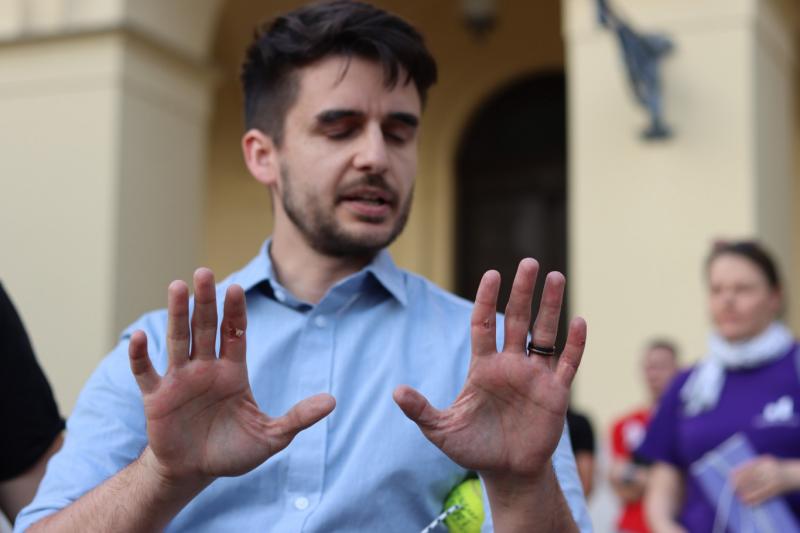 Debrecenben a Momentum elnökének kezéből kitépték a szivárványos zászlót.