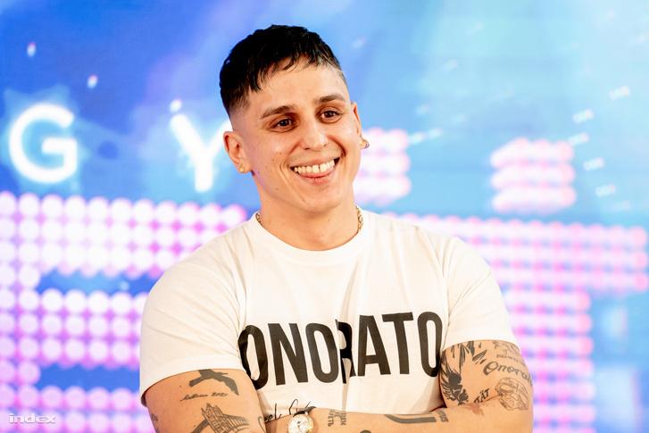 Aurelio egy különös titkot osztott meg, amely a családja mélyebb rétegeibe vezet. Testvéréről beszélt, akit édesapja súlyos okok miatt tagadott ki. A történet szövevényes és érzelmekkel teli, felfedve a családi kötelékek bonyolultságát és a múlt árnyait.