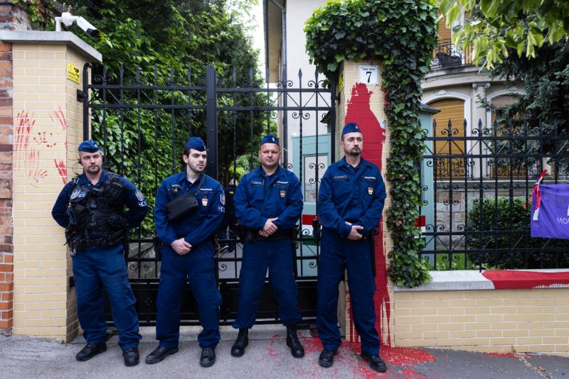 Tüntetők gyűltek össze Lánczi Tamás hivatala előtt, hogy kifejezzék ellenállásukat a nagytakarítási törvény ellen.