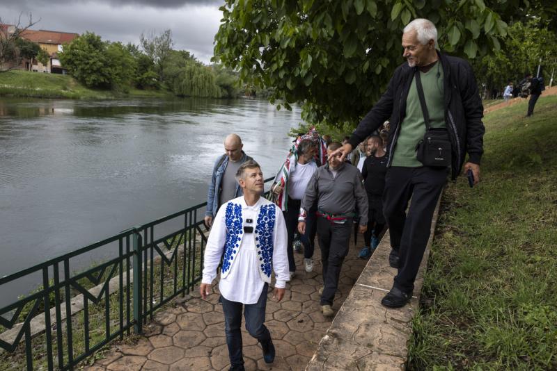 Péter, a magyar fiatal, bevonult Nagyváradra, de valójában a szívek titkos rejtekébe vágyik.