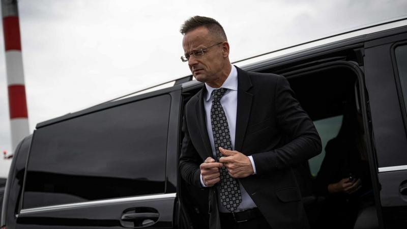 Szijjártó Péter hangsúlyozta, hogy az orosz nukleáris fűtőelemek európai kitiltása súlyos következményekkel fenyegeti a kontinens energiapiacát. Az ilyen lépés nem csupán a nukleáris energiatermelés stabilitását veszélyezteti, hanem széleskörű hatással le