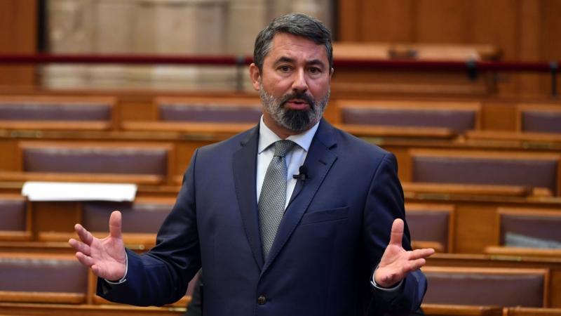 Hídvéghi Balázs: Nem engedjük el a magyar mezőgazdaság kezét

A magyar mezőgazdaság nem csupán egy iparág, hanem a nemzet identitásának és kultúrájának szerves része. Hídvéghi Balázs hangsúlyozza, hogy elkötelezettek vagyunk amellett, hogy támogassuk és m