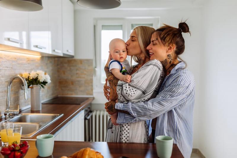 Egy keresztény értékrendet képviselő egyetem oktatóiként, valamint pszichológusként úgy hisszük, hogy minden olyan kapcsolat, amely a szereteten alapul, egyenrangú és értékes.