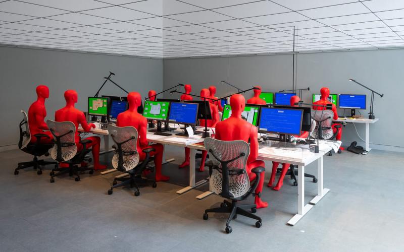 Aperol Spritz a robotpultostól, kávé a lagúna kristálytiszta vizéből – az idei Velencei Építészeti Biennálé a fenntarthatóság szellemében bontogatja szárnyait. Az esemény különleges hangsúlyt fektet arra, hogy a jövő építészeti megoldásai összhangban legy