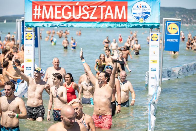 A rendkívüli érdeklődés következtében a 43. LIDL Balaton-átúszáson helyszíni nevezésre is lesz lehetőség! Már több mint 10 000 résztvevő jelezte részvételi szándékát a rajtnál! | Holmozogj.hu