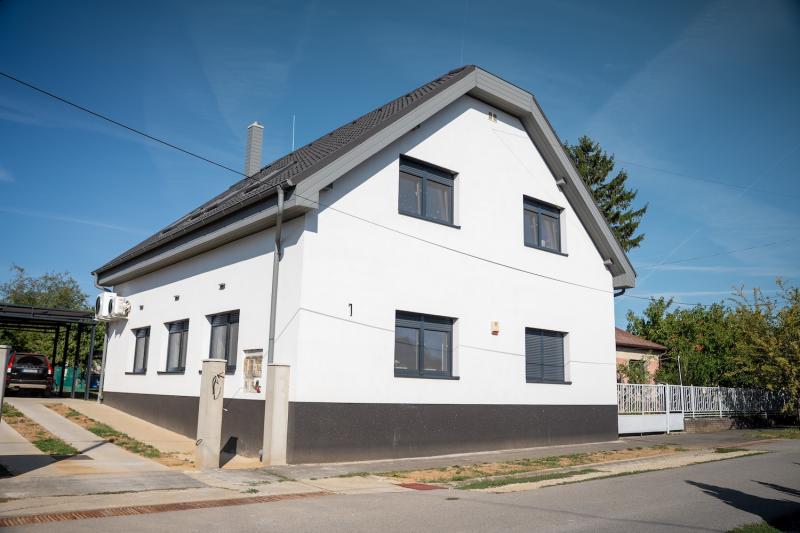 Cím: Tippek a fűtésszámla csökkentésére: Praktikus megoldások otthonod komfortjáért

A fűtésszámlák sok család számára komoly terhet jelentenek a téli hónapokban. Szerencsére vannak egyszerű és hatékony módszerek, amelyekkel csökkentheted a kiadásaidat, a