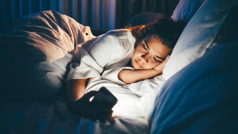 Az alvászavarok mögött számos tényező állhat, amelyek gyakran a mindennapi életünk kihívásaiból erednek. Íme néhány a legelterjedtebb okok közül:

1. **Stressz és szorongás**: A mindennapi problémák és a jövő miatti aggodalom megakadályozhatja, hogy nyugo