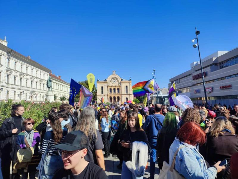 A betiltás árnyékában veszi kezdetét az V. Pécs Pride - pecsma.hu

A Pécs Pride eseményei idén is különleges hangulatot ígérnek, még a betiltás nehézségei ellenére is. Az ötödik alkalommal megrendezett rendezvény célja, hogy a szivárvány színeiben ünnepel