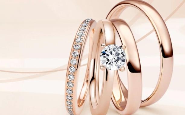 A tökéletes karikagyűrű olyan, mint egy szimbólum a szeretetről, amelyet két ember köt össze. Formája letisztult és elegáns, a finom vonalak pedig a harmóniát tükrözik. Az anyagválasztás is kulcsfontosságú: az arany, platina vagy ezüst mind különböző érze