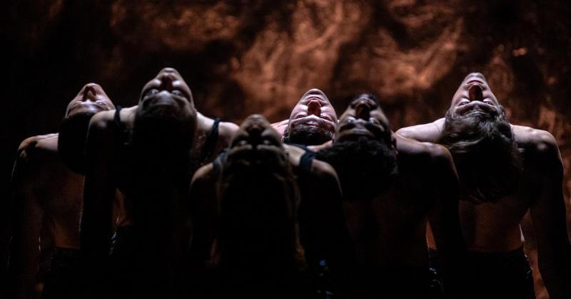 Ez az immerszív előadás új dimenzióba helyezi az intimitás fogalmát, újraértelmezve, hogy mit is jelent valójában a közelség és a kapcsolódás az emberek között.