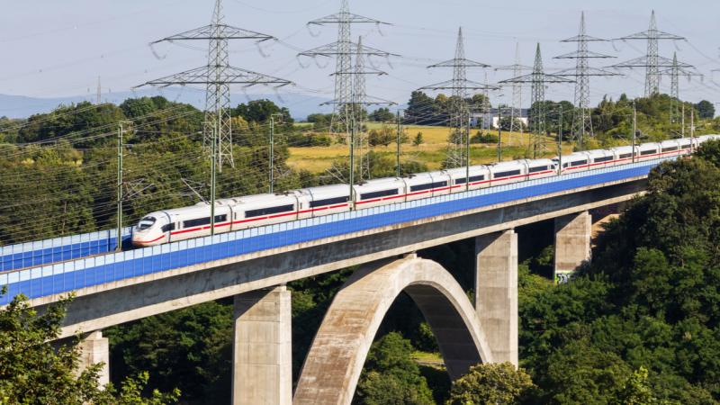 Ez a késdöfés a magyar vasúti közlekedés szívébe hatol: a lemaradás olyan éles, hogy már-már húsba vágó. Mikor érkezik el az az idő, amikor a vonatok 250-300 km/h sebességgel száguldanak? - olvashatjuk a Pénzcentrumban.