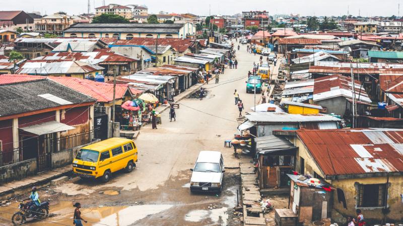 Ezeken a területeken a mindennapi megélhetéshez csupán napi 1000 forint áll rendelkezésre az ott élők számára. A szegénység valóban megdöbbentő, és a nyomortelepek mérete is elképesztő. - Pénzcentrum