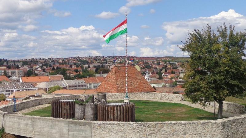 Akár 24 fokos meleg is várható a nemzeti ünnep alkalmával | Sokszínű vidék

A nemzeti ünnep napján a hőmérséklet akár 24 fokra is emelkedhet, ami ideális időjárás a kültéri rendezvényekhez és ünneplésekhez | Sokszínű vidék