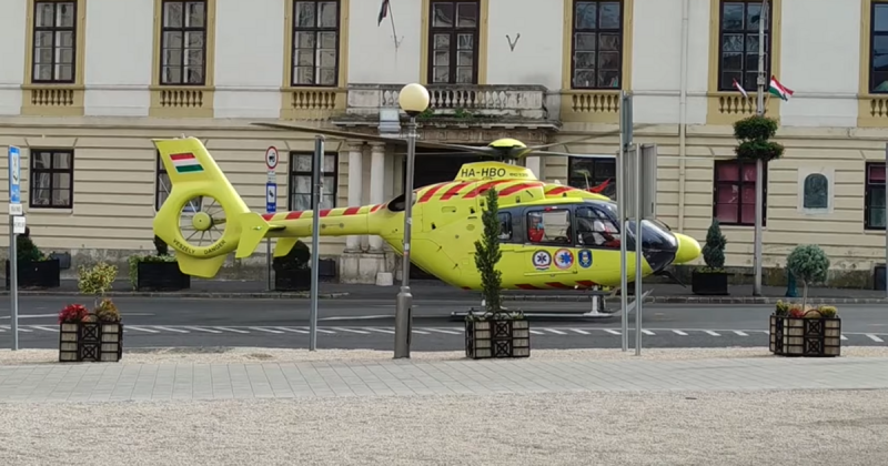 Súlyos baleset történt az iskola lépcsőjén: egy 17 éves lányt életveszélyes koponyasérüléssel szállítottak mentőhelikopterrel a kórházba. A fiatal lány hirtelen elvesztette egyensúlyát, és a lépcsőn lezuhant, ami súlyos következményekkel járt. Azonnal ért